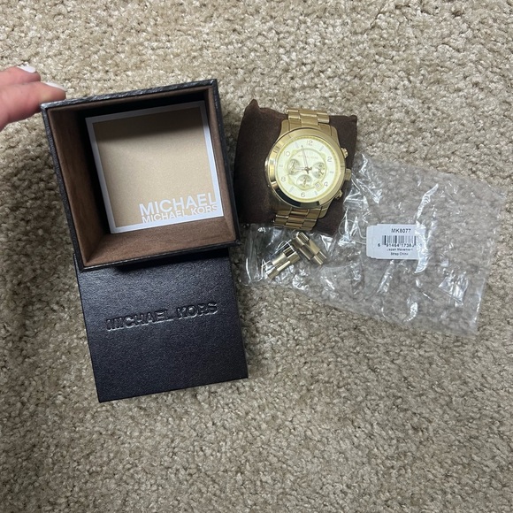 Michael Kors Oversized Slim Runway Gold-Tone
Watch - Picture 6 of 7